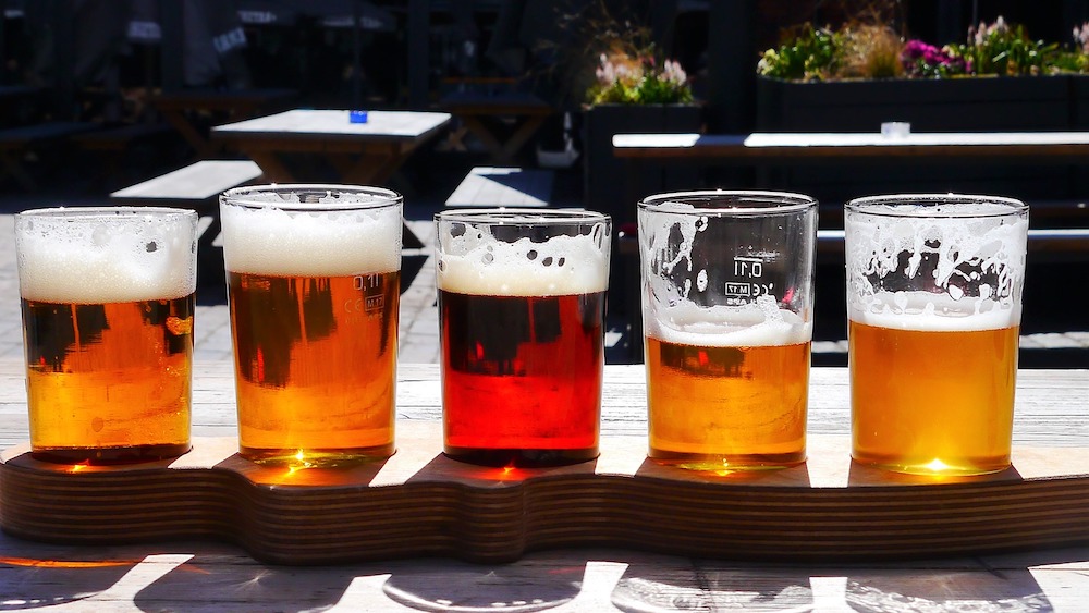 Flight of beer with red ale in the middle